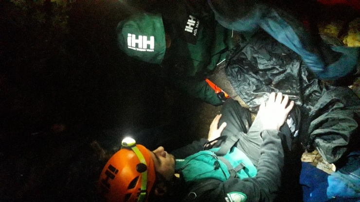 Kaybolan Yaşlı Kadını 30 Kişilik Arama, Kurtarma Ekibi Buldu