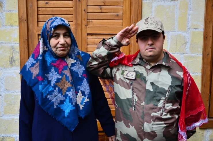 Down Sendromlu İbrahim’e Asker Kınası Merasimi