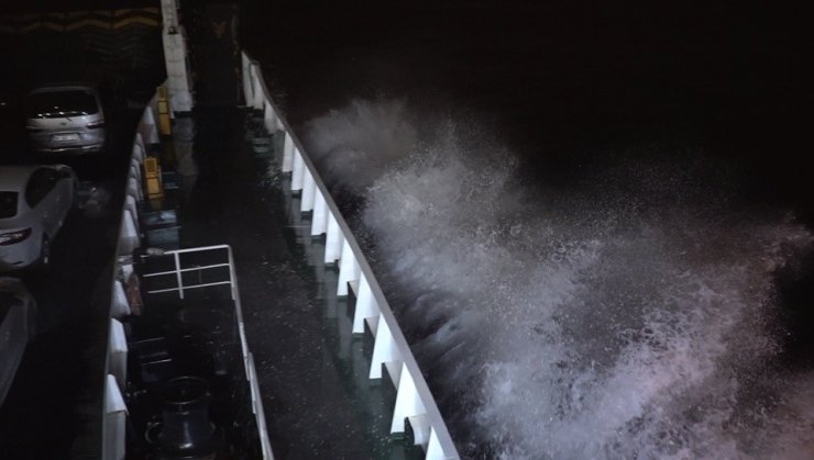 Marmara’daki Fırtına Feribot Seferlerini Vurdu