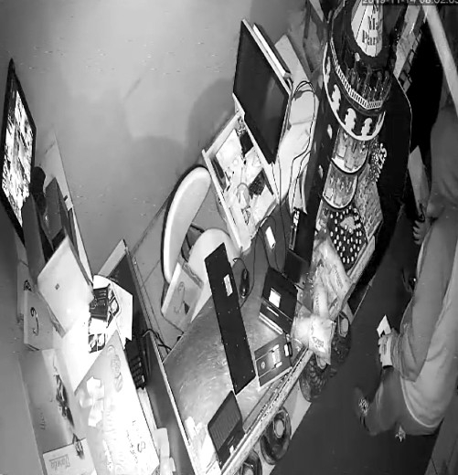 Başakşehir’de İki Dakikada Bir Marketi Talan Eden Hırsızlar Kamerada