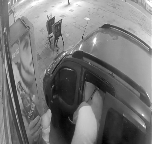 Başakşehir’de İki Dakikada Bir Marketi Talan Eden Hırsızlar Kamerada