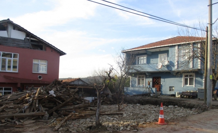 İzmit’te Tehlike Saçan Metruk Bina Yıkıldı
