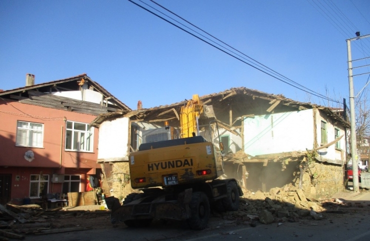 İzmit’te Tehlike Saçan Metruk Bina Yıkıldı