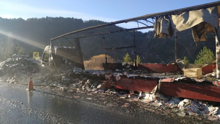 Seyir Halindeki Tır Yanarak Kullanılamaz Hale Geldi
