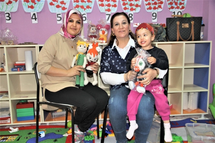 İnternetten Öğrendiği Örgü Bebek Yapımını Mesleği Haline Getirdi