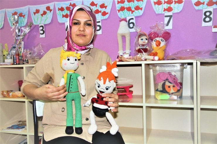 İnternetten Öğrendiği Örgü Bebek Yapımını Mesleği Haline Getirdi