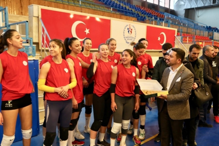Başkan Arı’dan Kadın Voleybolculara Baklava İkramı