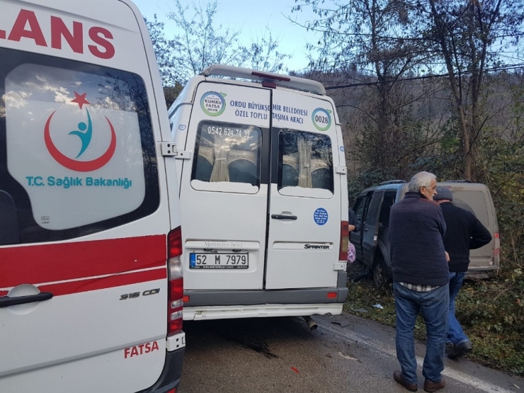 Yolcu Minibüsüyle Kamyonet Çarpıştı: 8 Yaralı
