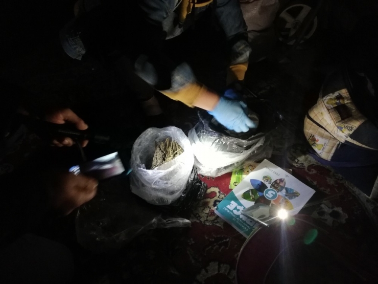 Narkotik Operasyonunda Uyuşturucu Esrar Ve Metamfetamin Maddesi Ele Geçirildi