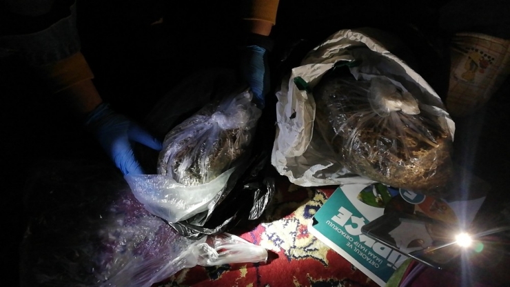 Narkotik Operasyonunda Uyuşturucu Esrar Ve Metamfetamin Maddesi Ele Geçirildi