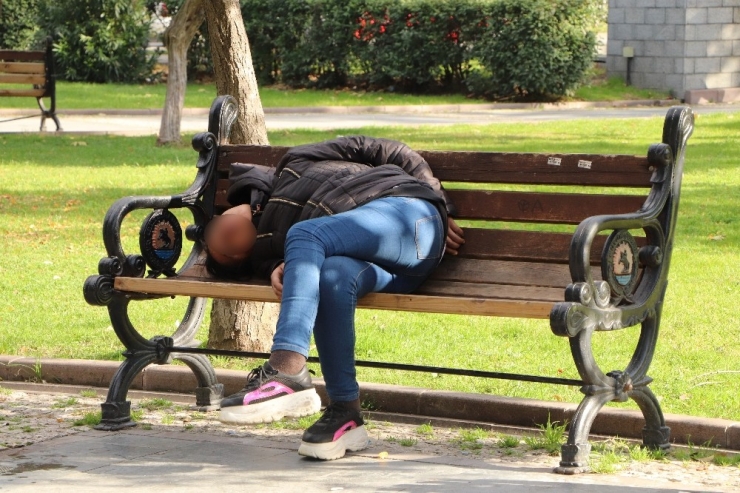 Uyuşturucu Ve Alkol Alan Genç Kadın Bankta Sızıp Kaldı