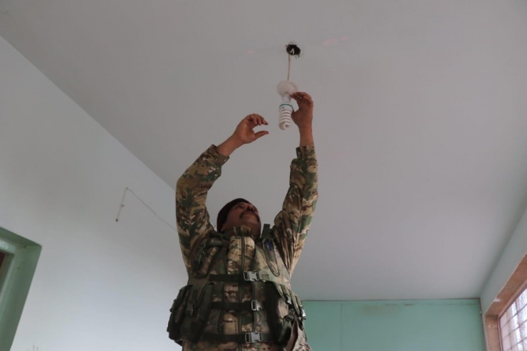 Suriye Milli Ordusu Resulayn’de Bulunan Okulların Tamir Ve Tadilatını Yapıyor