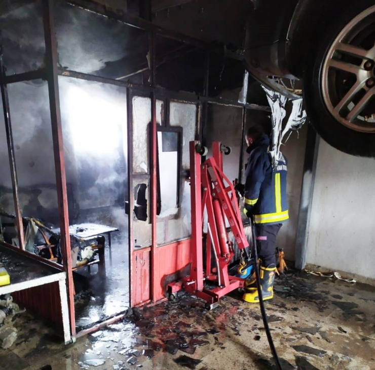 Van Oto Sanayi Sitesinde İşyeri Yangını