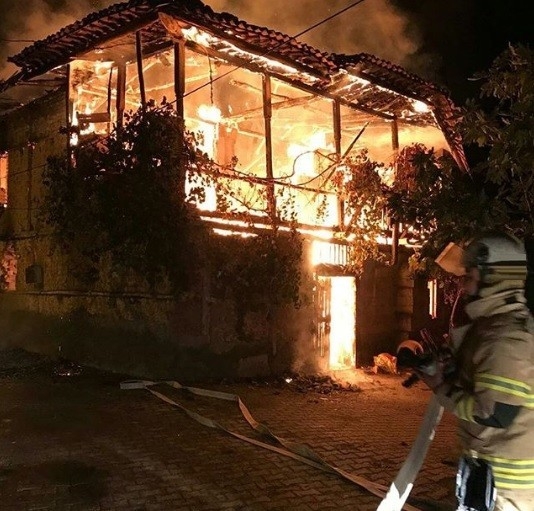 İzmir’de Bir Ev Alev Alev Yandı
