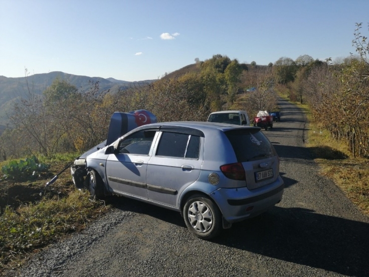 Köy Yolunda İki Araç Kafa Kafaya Çarpıştı: 4 Yaralı