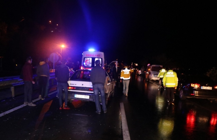 5 Otomobil Birbirine Girdi: 4 Yaralı