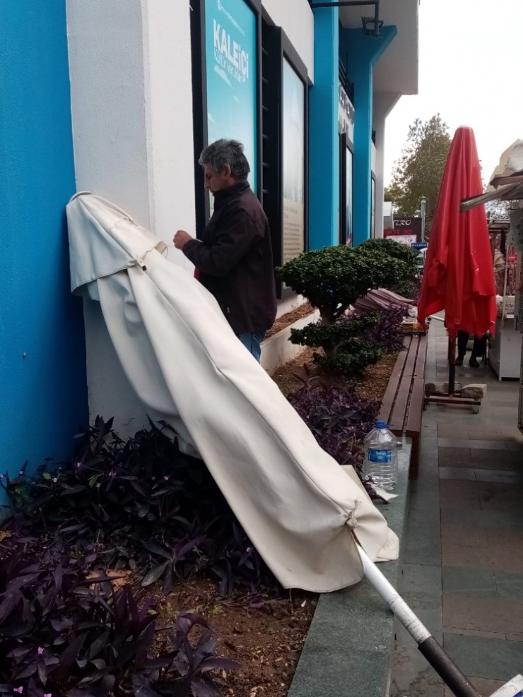 Aniden Çıkan Şiddetli Rüzgar Seyyar Esnafa Zor Anlar Yaşattı