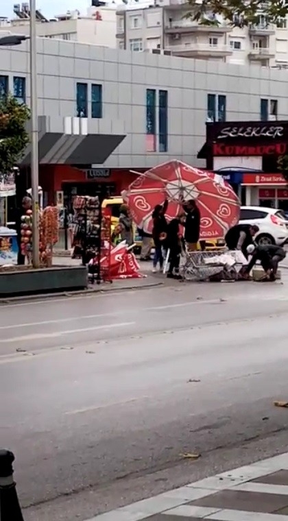 Aniden Çıkan Şiddetli Rüzgar Seyyar Esnafa Zor Anlar Yaşattı