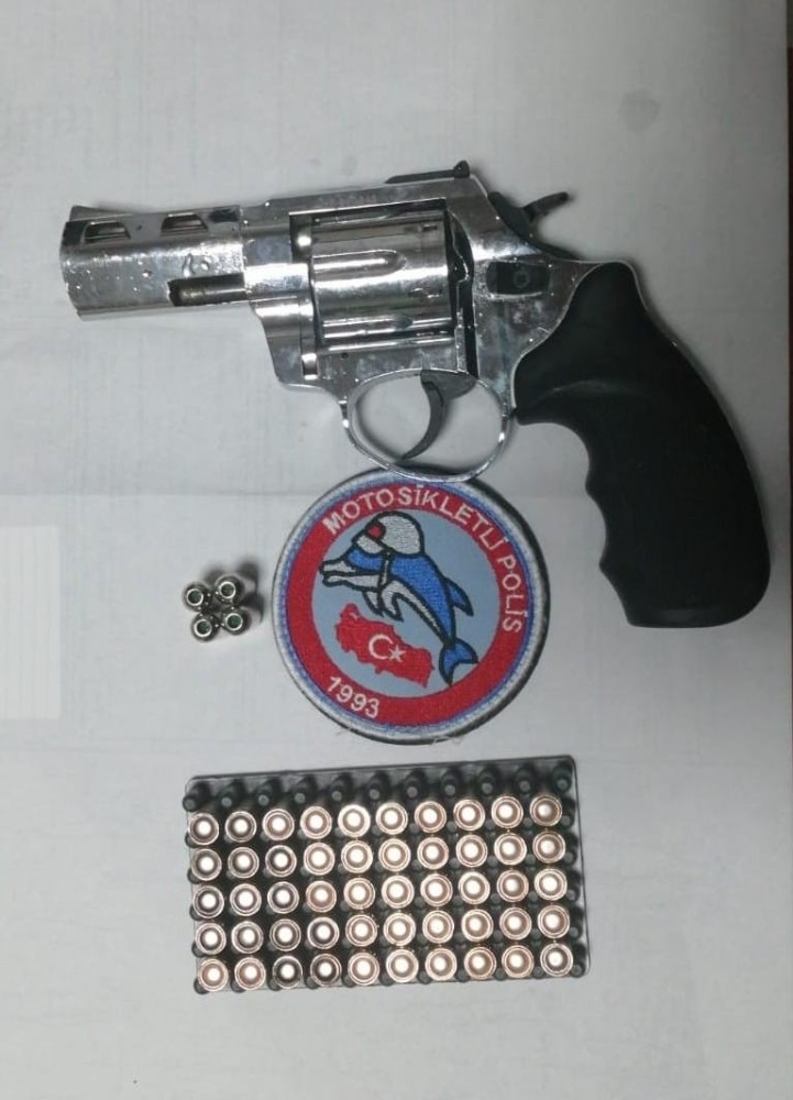 Balıkesir’de Polis 5 Aranan Şahıs Ve 2 Silah Ele Geçirdi