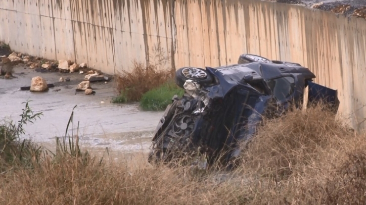 Başakşehir’de Tekeri Patlayan Araç Su Kanalına Uçtu