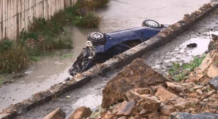 Başakşehir’de Tekeri Patlayan Araç Su Kanalına Uçtu