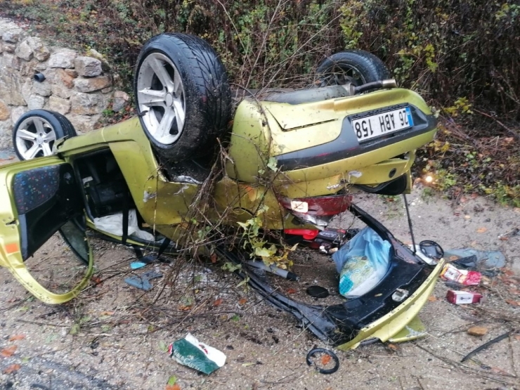 Hurdaya Dönen Otomobilden Hafif Sıyrıklarla Kurtuldular