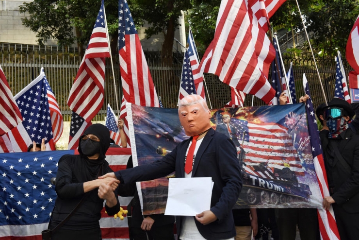 Hong Kong’da Polisten Göstericilere Göz Yaşartıcı Gazla Müdahale