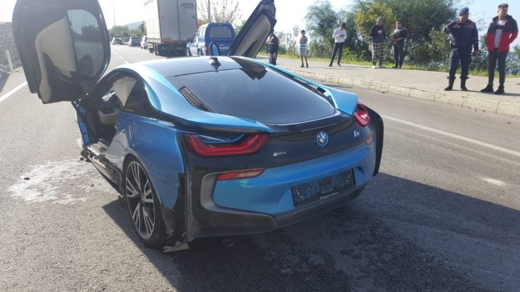 Bariyerlere Çarpan Lüks Otomobil Hurdaya Döndü