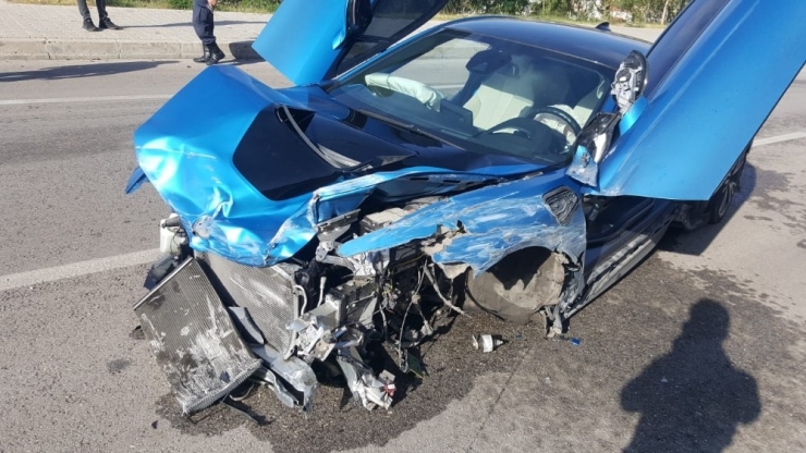 Bariyerlere Çarpan Lüks Otomobil Hurdaya Döndü