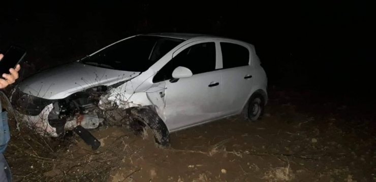 Domuz Sürüsüne Çarpan Otomobilde 4 Kişi Yaralandı