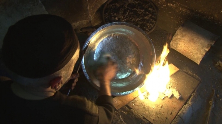 Kalaycı Fahrettin Usta 60 Yıldır Bakırı Sevgiyle Parlatıyor