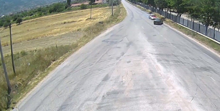 Isparta’da İki Otomobilin Kafa Kafaya Çarpışması Kameralarda