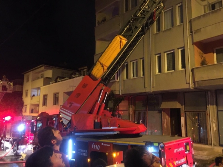 4 Katlı Binanın Çatı Katı Alev Alev Yandı