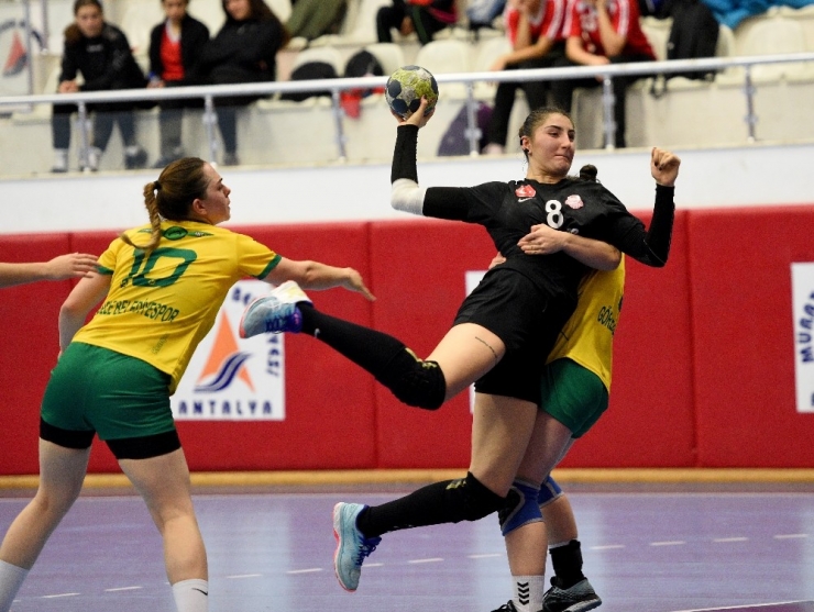 Muratpaşa Kadın Hentbol Takımında Galibiyet Sevinci