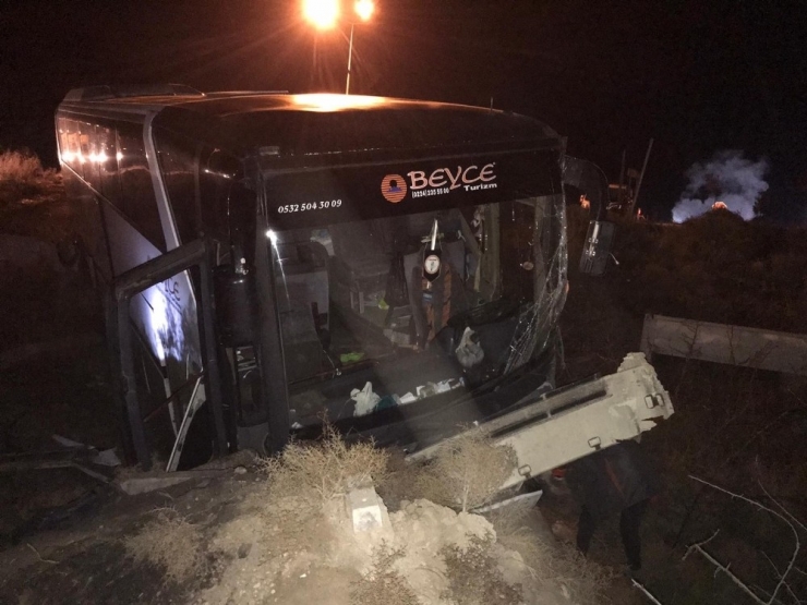 Bursaspor Taraftarlarını Taşıyan Otobüs Kaza Yaptı: 19 Yaralı