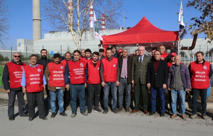 Kazım Kurt Eylemdeki İşçilerle Buluştu