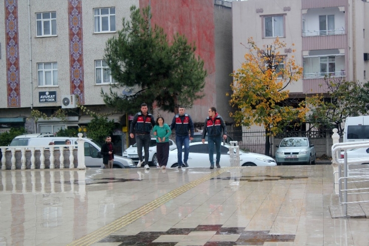 Şizofreni Hastası Kadın Kocasını Öldürdü