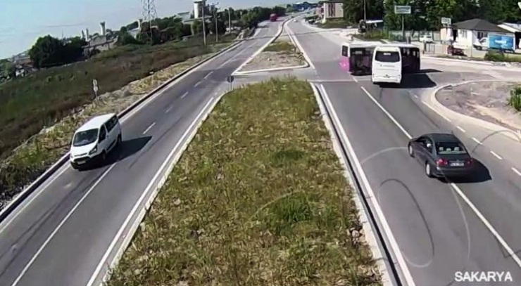 Sakarya’da Trafik Kazaları Kameralara Yansıdı