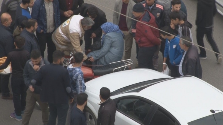 Ayağı Otomobil İle Motosiklet Arasına Sıkışan Kadının Acı Dolu Anları