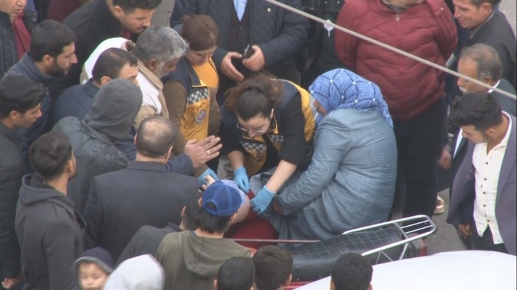 Ayağı Otomobil İle Motosiklet Arasına Sıkışan Kadının Acı Dolu Anları