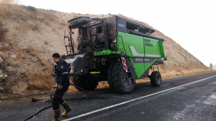 Seyir Halindeki Tarım Aracı Alev Aldı
