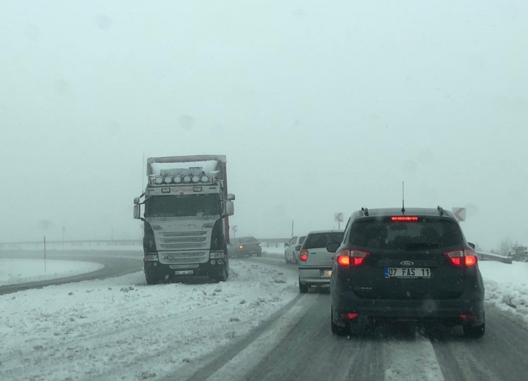 Çamlıbel Geçidi’nde Sürücülere Kar Engeli