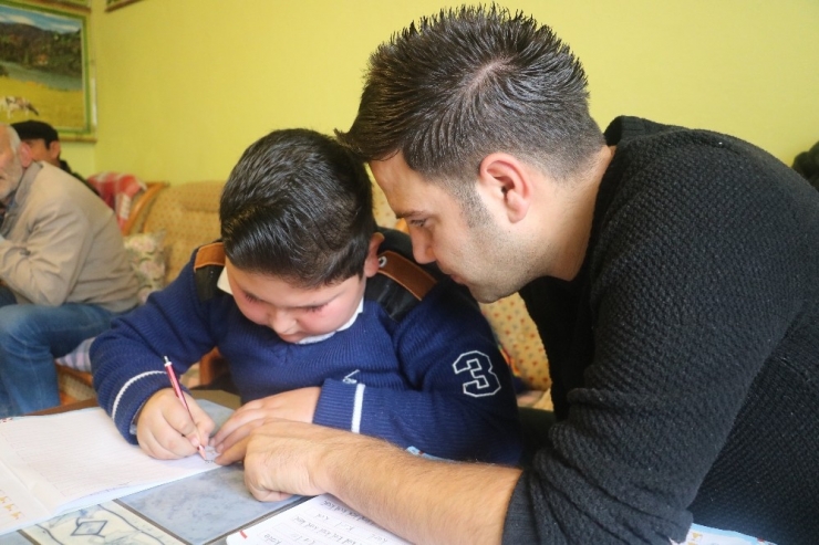 Öğrencisine 1 Harf Öğretebilmek İçin 100 Kilometre Yol Kat Ediyor