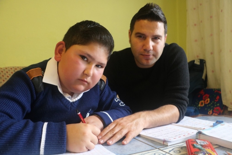 Öğrencisine 1 Harf Öğretebilmek İçin 100 Kilometre Yol Kat Ediyor