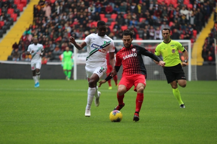 Süper Lig: Gaziantep Fk: 0 - Denizlispor: 0 (İlk Yarı)