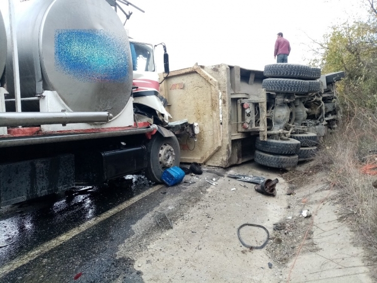 Süt Tankeri Çarpıştığı Kamyonu Devirdi: 2 Yaralı