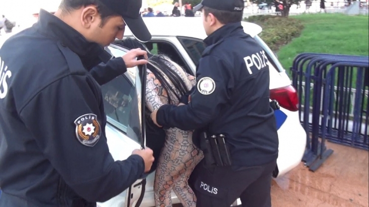 Alkollü Genç Kadın Taksim’i Birbirine Kattı