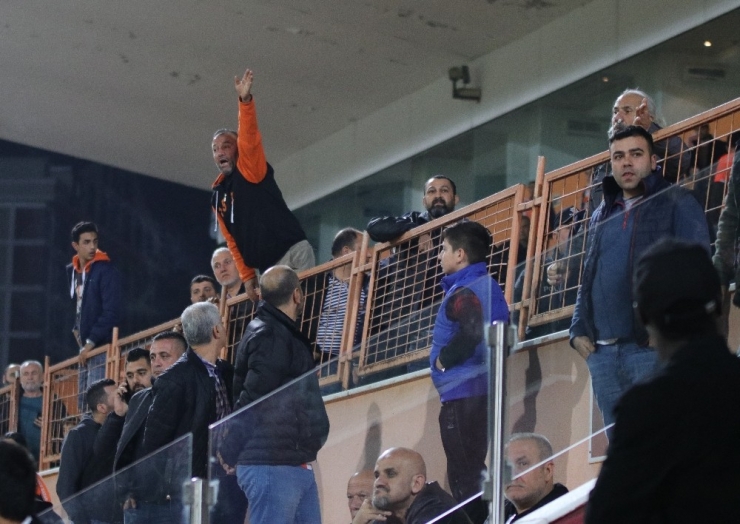Adanaspor Taraftarından Oyunculara Ve Yönetime Tepki
