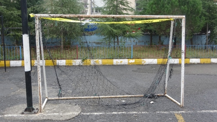 Üzerine Kale Direği Düşen Öğrenci Yaşam Mücadelesi Veriyor