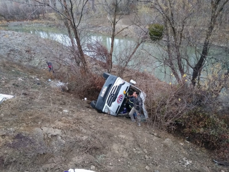 Hentbol Takımını Taşıyan Minibüs Kaza Yaptı: Ölü Ve Yaralılar Var
